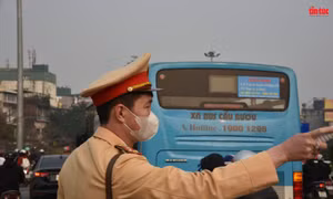 Hà Nội ra quân hướng dẫn giao thông trên các cầu dẫn vào nội đô