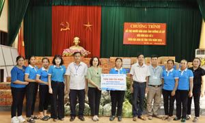 Hội Liên hiệp Phụ nữ Hà Nội tặng quà người dân vùng lũ Chương Mỹ 