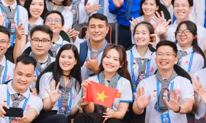 Thanh niên Việt Nam rèn tâm trong, luyện trí sáng, xây lực cường noi gương Bác Hồ