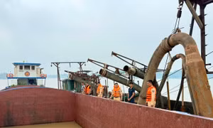 Bắt giữ 2 phương tiện khai thác cát trái phép trên sông Hồng