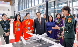 Phụ nữ lực lượng vũ trang nâng cao năng lực hội nhập quốc tế trong kỷ nguyên số