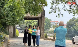 Du khách hào hứng trải nghiệm làng cổ Đường Lâm