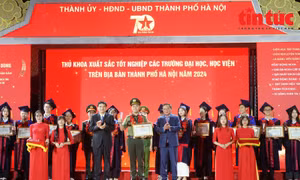 Hà Nội tuyên dương 100 thủ khoa xuất sắc năm 2024