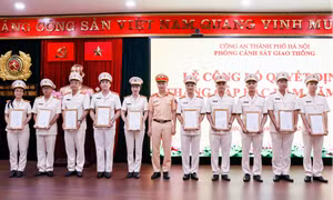 Hà Nội thăng cấp bậc hàm cho 372 cán bộ, chiến sĩ cảnh sát giao thông
