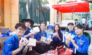 Áo xanh tình nguyện đồng hành cùng sĩ tử ‘vượt vũ môn’