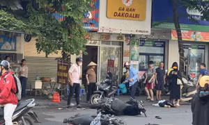 Ô tô mất lái đâm liên hoàn trên phố Trần Đại nghĩa 