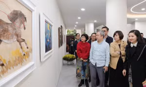 Báo Nhân Dân ra mắt trưng bày tranh ngựa bên hồ Gươm