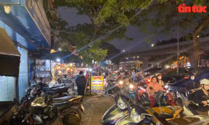 Vỉa hè chật kín xe và hàng quán, người đi bộ bị đẩy xuống lòng đường