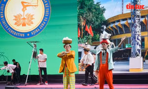Nghệ thuật xiếc khuấy động không gian Hội chợ Mùa Thu 2025