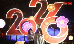 Hồ Gươm rộn ràng trước giờ khắc chuyển giao năm mới 2026