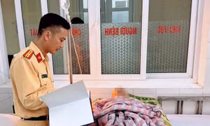 Cảnh sát đường thuỷ Hà Nội phối hợp người dân cứu thanh niên đuối nước trên sông Đuống