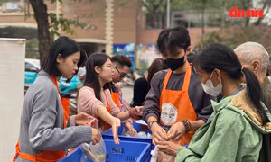 Những suất ăn 'sưởi ấm' bệnh nhân nghèo 
