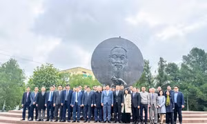 Đoàn công tác Công an TP Hà Nội dâng hoa tại Quảng trường Hồ Chí Minh ở Mát-xcơ-va