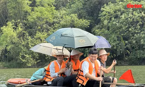 Du khách hòa mình vào không gian ‘non nước hữu tình’ tại Tràng An, Ninh Bình