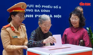Cử tri 101 tuổi phấn khởi đi bầu cử cùng con cháu