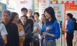 Tình nguyện viên trẻ góp sức cho ngày hội của toàn dân