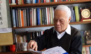 Giáo sư Phong Lê: Viết như định mệnh, như lẽ sống, như đam mê 