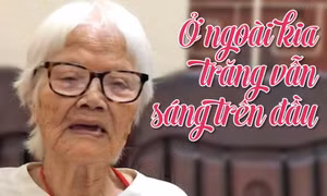 Ở ngoài kia trăng vẫn sáng trên đầu