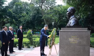 Thủ tướng Lê Minh Hưng dâng hoa tại tượng Bác Hồ ở New Delhi