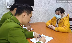 Khởi tố, bắt tạm giam 2 bảo mẫu bạo hành tử vong bé trai 17 tháng
