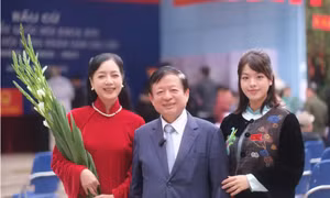 Kỷ niệm 39 năm ngày cưới đúng Ngày hội non sông: Vợ chồng Nhạc sĩ Đỗ Hồng Quân - NSƯT Chiều Xuân cùng con gái đi bầu cử