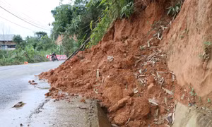 Nhiều tuyến đường ở Ninh Thuận bị sạt lở do mưa lớn kéo dài
