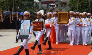 Đoàn xe đưa linh cữu nguyên Tổng Bí thư Đỗ Mười về đến quê nhà