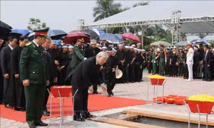 Tổng Bí thư Nguyễn Phú Trọng và các lãnh đạo Đảng, Nhà nước thả nắm đất tiễn biệt cố Tổng Bí thư Đỗ Mười