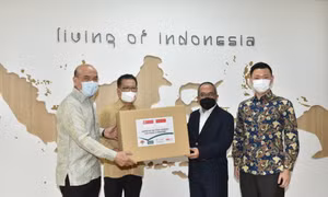 Hai quỹ Tanoto và Temasek trao tặng thiết bị, dụng cụ thử nghiệm COVID-19 cho Indonesia