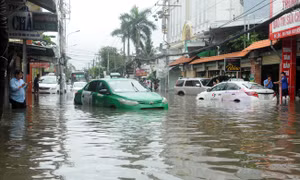 Bão số 9: Ô tô bơi trong nước, người dân TP Hồ Chí Minh bì bõm đi làm sáng đầu tuần 