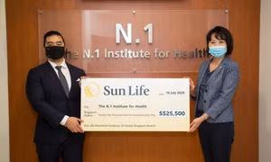 Công ty Bảo hiểm Sun Life Singapore trao tặng 25.500 SGD cho Viện Y tế N.1 thông qua Dự án IDentif.AI