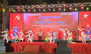 Nhân dân xã Quốc Oai hào hứng với chương trình nghệ thuật 'Ngày hội non sông'