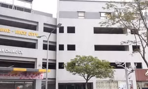 Bé trai tử vong do rơi từ tầng 3 chung cư khu Linh Đàm