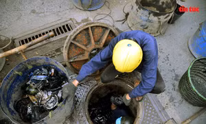 Công nhân dầm mình trong cống thối để vớt rác