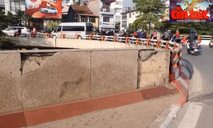 Lớp gạch ốp chân biểu tượng cầu Chương Dương đã bị bong vỡ từ lâu. 