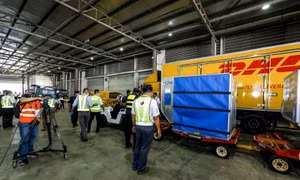 DHL Express đã chuyển giao thành công lô vắc xin đầu tiên phòng chống COVID-19 đến Malaysia