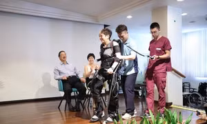 NUHS (Singapore) đã chọn 3 EksoGT exoskeleton để nghiên cứu lâm sàng