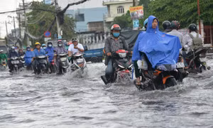 Nhiều tuyến đường TP Hồ Chí Minh ngập sâu sau cơn mưa lớn