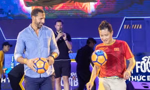 Rio Ferdinand thể hiện kỹ năng tâng bóng cùng cựu danh thủ Hồng Sơn