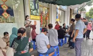  Giá SJC giảm tiếp 1 triệu đồng/lượng, người dân đặt cọc mua vàng 