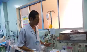 Phẫu thuật khối bướu nặng 3,1kg cho bé sơ sinh mới 1 ngày tuổi