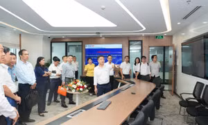 Đoàn khảo sát của Quốc hội làm việc với EVNHCMC về phát triển lưới điện thông minh