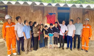 PC Lai Châu trao nhà tình nghĩa cho hộ nghèo 