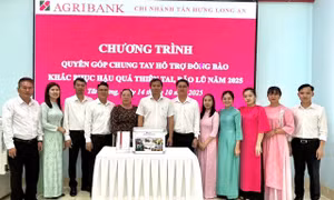 Agribank chi nhánh Long An ủng hộ đồng bào bị ảnh hưởng do bão số 10 và mưa lũ.