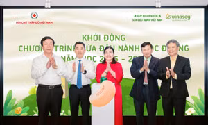 Trao gần 10.000 hộp sữa đậu nành Fami Cam xi cho học sinh vùng khó khăn  