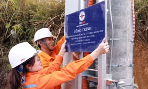 Công ty Điện lực Lai Châu đóng điện công trình chào mừng Đại hội Đảng các cấp