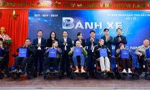 Trao tặng xe lăn cho người khuyết tật tỉnh Bắc Ninh