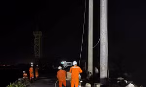 Thi công xuyên đêm, 'nối điện' trở lại cho đặc khu Phú Quốc