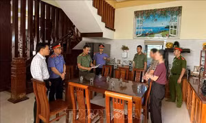 Bắt hiệu trưởng một trường tiểu học để điều tra hành vi nhận hối lộ
