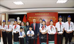 Trao học bổng Vừ A Dính cho con em Việt kiều học giỏi có hoàn cảnh khó khăn tại Lào